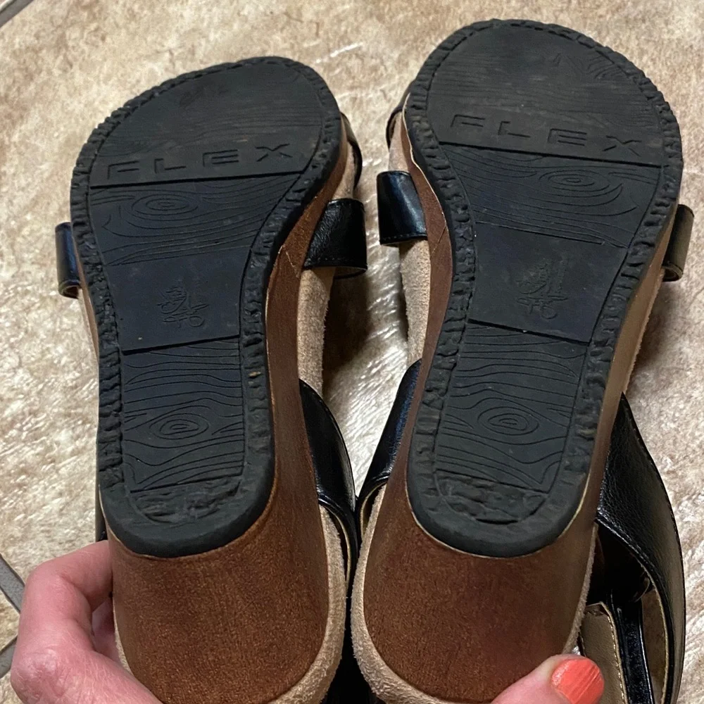 Life Stride Black and Tan Size 6.5M Women's Comfy Sandals Summer